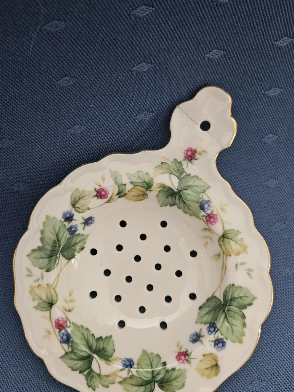 Porcelain Berry-Leaf Tea Strainer with Gold Trim